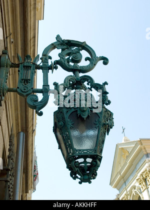 Un ornato via lampada sul muro del Teatro dell Opera di Nizza sulla Costa Azzurra nel sud della Francia - Costa Azzurra Foto Stock