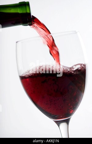 Il vino rosso è versata nel bicchiere Foto Stock