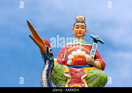 Roof top decorazione presso la Hong San il tempio Cinese di Kuching Foto Stock