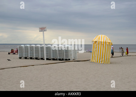 Parnu Estonia - sdraio e giallo e bianco Tenda a strisce sulla spiaggia a Parnu, in Estonia il capitale estiva Foto Stock