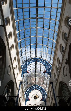 Blue Sky attraverso il tetto di vetro su Thorntons Arcade nel Victoria Quarter Leeds West Yorkshire Inghilterra Foto Stock