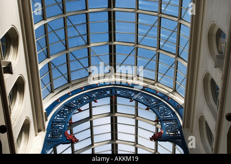 Blue Sky attraverso il tetto di vetro su Thorntons Arcade nel Victoria Quarter Leeds West Yorkshire Inghilterra Foto Stock