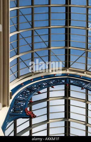 Blue Sky attraverso il tetto di vetro su Thorntons Arcade nel Victoria Quarter Leeds West Yorkshire Inghilterra Foto Stock