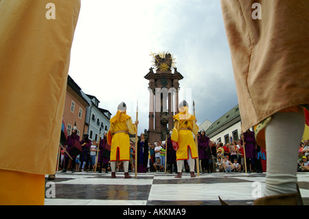 Vivere a scacchi Battaglia di Svatotrojicne Namestie Santa Trinità square a Banska Stiavnica, Slovacchia Foto Stock