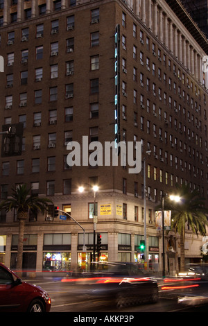 Taft edificio vitigno di Hollywood con il traffico di notte Foto Stock