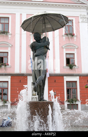 Il baciare gli studenti Fontana sulla Piazza del Municipio, Raekoja Plats a Tartu, Estonia Foto Stock