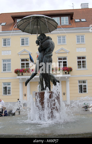 Il baciare gli studenti Fontana sulla Piazza del Municipio, Raekoja Plats a Tartu, Estonia Foto Stock