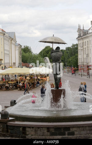 Tartu in Estonia - baciare gli studenti Fontana sulla Piazza del Municipio sulla Raekoja Plats a Tartu, Estonia Foto Stock