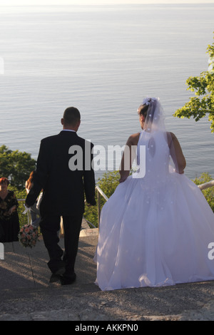 Sposa e lo sposo scendendo le fasi a cascata Valaste nelle scogliere Ontika nord dell Estonia Foto Stock