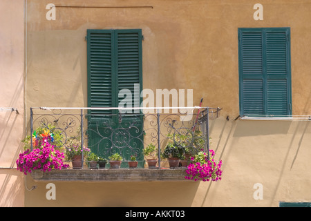 Tipico balcone italiano Foto Stock