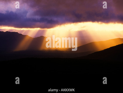 Raggi di sole attraverso la rottura di nuvole temporalesche Parco Nazionale di Grampians Australia Foto Stock