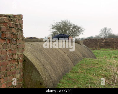 Un parzialmente sepolti calcestruzzo Air Raid Shelter risalenti alla Seconda Guerra Mondiale. Questo è un tipo di Stanton shelter. Foto Stock