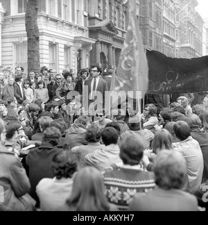 Sedersi protesta durante un 1968 protesta contro il Porton Down la guerra biologica stabilimento. Foto Stock