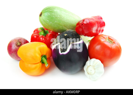 Un assortimento di ortaggi di giardino isolato su sfondo bianco Foto Stock