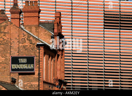 Rigenerazione Eastside Birmingham West Midlands England Regno Unito La Woodman public house e il moderno Millennium Point complex Foto Stock