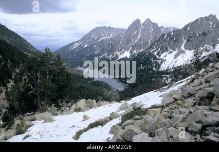 New Scenic 5 posti del lago Estany de Sant Maurici con Els Encantats Aiguestortes Parco Nazionale Pirenei Catalogna Spagna Foto Stock