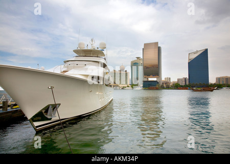 Barca di lusso ormeggiati in Dubai Creek   il nuovo Dubai EMIRATI ARABI UNITI Emirati Arabi Uniti Foto Stock