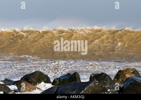 Mare del Nord picchi di marea sulla costa di Norfolk nel novembre 2007 Foto Stock