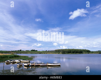 Cefni serbatoio con ormeggiate barche da pesca vicino a Llangefni Isola di Anglesey Wales UK Gran Bretagna Foto Stock