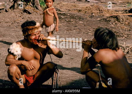 Indiani Yanomami uomini tenendo Yopo tabacco da fiuto, Venezuela Foto Stock