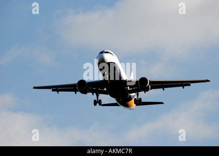 La Monarch Airlines Airbus A321 si avvicina all'Aeroporto Internazionale di Birmingham, Inghilterra, Regno Unito Foto Stock