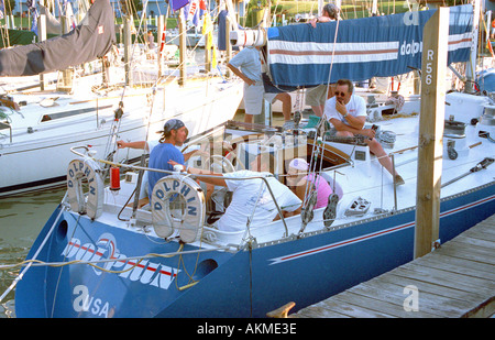 Barca a vela festeggiamenti il giorno prima della gara di barche a vela da Port Huron Michigan all Isola di Mackinaw City sul Lago Huron Foto Stock