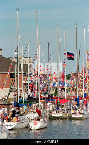 Barca a vela festeggiamenti il giorno prima della gara di barche a vela da Port Huron Michigan all Isola di Mackinaw City sul Lago Huron Foto Stock