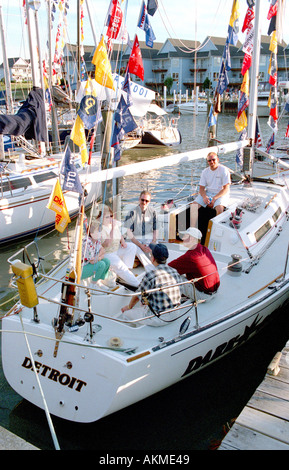 Barca a vela festeggiamenti il giorno prima della gara di barche a vela da Port Huron Michigan all Isola di Mackinaw City sul Lago Huron Foto Stock