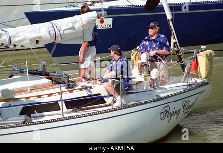 Barca a vela festeggiamenti il giorno prima della gara di barche a vela da Port Huron Michigan all Isola di Mackinaw City sul Lago Huron Foto Stock