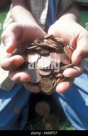 Spiccioli caduta dal giovane ragazzo in mano Foto Stock