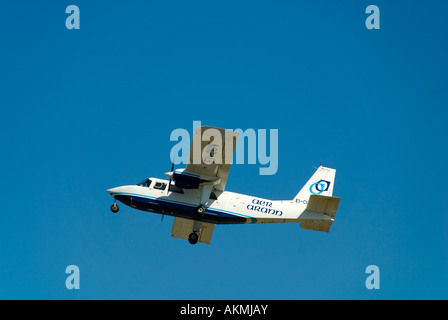 Britten Norman Islander aeromobili di Aer Arann decollare da Inishmore Island, Isole Aran, Co Galway, Irlanda Foto Stock