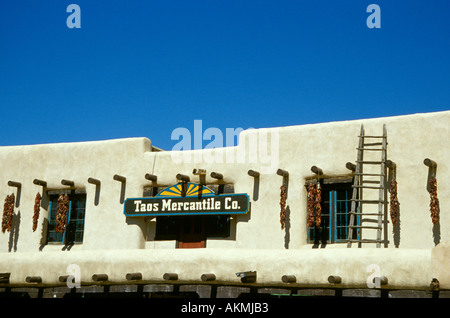 Ben noto famosa UAT Mercantile Co edificio sulla piazza principale Town Plaza del centro cittadino di Taos New Mexico USA Foto Stock