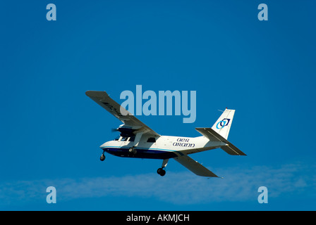 Britten Norman Islander aeromobili di Aer Arann decollare da Inishmore Island, Isole Aran, Co Galway, Irlanda Foto Stock