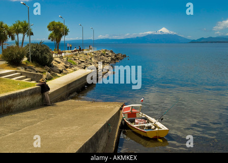 Vulcano Osorno da Puerto Varas, Cile Foto Stock