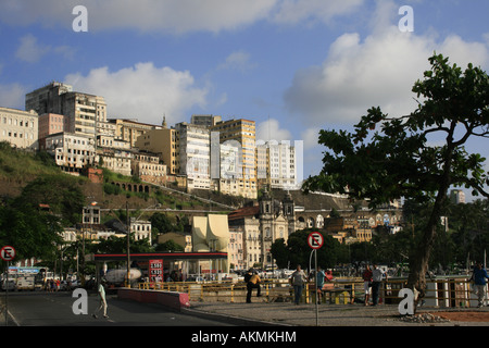 Vista della città alta di Salvador dalla città bassa Foto Stock