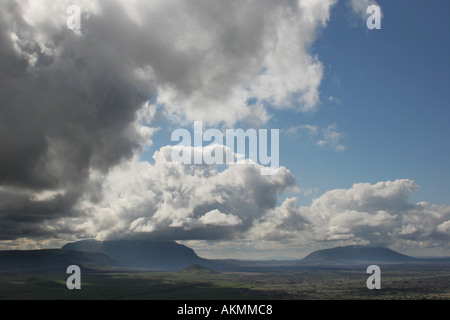 Vista da Hverfjall cono vulcanico guardando a sud attraverso un campo di lava nel nord-est dell'Islanda Foto Stock