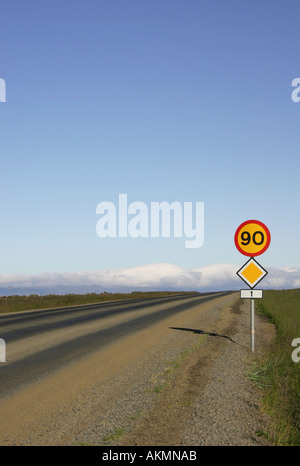 La strada aperta una tipica strada in south western Islanda su autostrada numero uno con un limite di velocità di 90 km/h Foto Stock