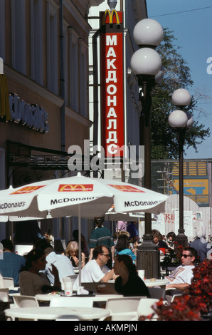 Mosca Russia Mac Donalds un ristorante fast food sulla Arbat MacDonalds digital signage in Russo cirillico Foto Stock