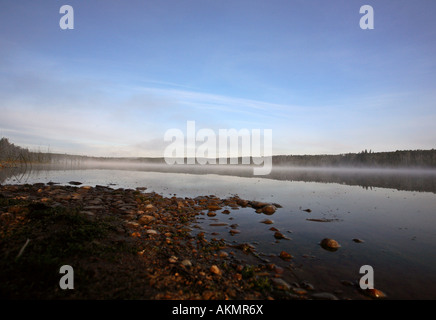 Nebbia di mattina in un lago di Saskatchewan Foto Stock