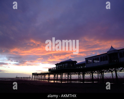 St Annes pier al tramonto. Lytham St Annes, Lancashire, Inghilterra Foto Stock