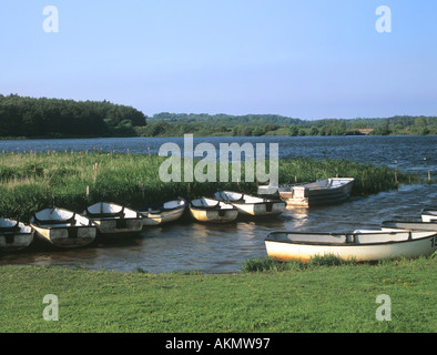 LLANGEFNI Isola di Anglesey North Wales UK guardando attraverso Cefni serbatoio con ormeggiate barche da pesca in primo piano Foto Stock