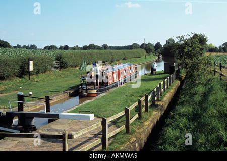 COXBANK CHESHIRE England Regno Unito rosso barca stretta in attesa per le porte da aprire per discostarsi lock n. 13 sull'Shropshire Union Canal Foto Stock