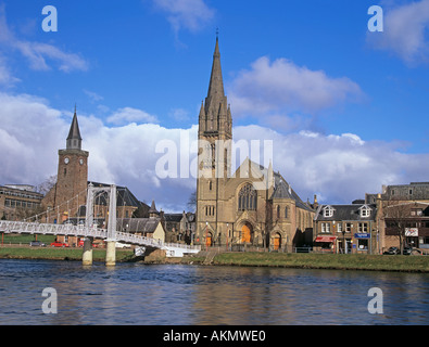 INVERNESS Highlands scozzesi UK guardando attraverso il Fiume Ness lungo il ponte di sospensione Foto Stock