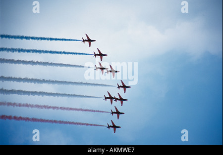 FARNBOROUGH HAMPSHIRE Inghilterra UK Luglio le frecce rosse in un display al famoso Airshow di Foto Stock