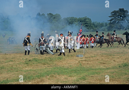 SURREY UK giugno la rievocazione della battaglia di Waterloo il priming britannico i loro cannoni Foto Stock