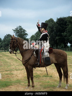 SURREY UK giugno la rievocazione della battaglia di Waterloo una cavalleria britannica ufficiale seduto sul suo cavallo Foto Stock