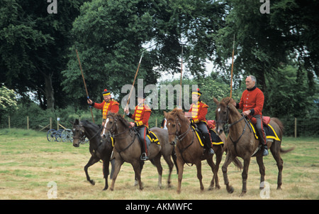 SURREY UK giugno la rievocazione della battaglia di Waterloo britannica ufficiale di cavalleria al galoppo sulla loro cavalli Foto Stock