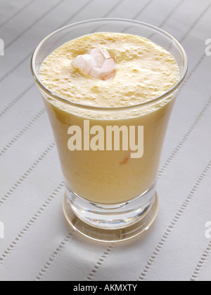 Un bicchiere di indiani Aam Ka Lassi bevanda alimentare editoriale Foto Stock