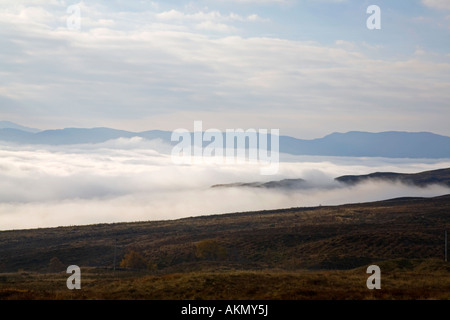In autunno la nebbia indugia su Loch Tay visto dall'altezza di Ben Lawers Visitor Center Foto Stock