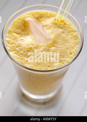 Un bicchiere di indiani Aam Ka Lassi bevanda alimentare editoriale Foto Stock